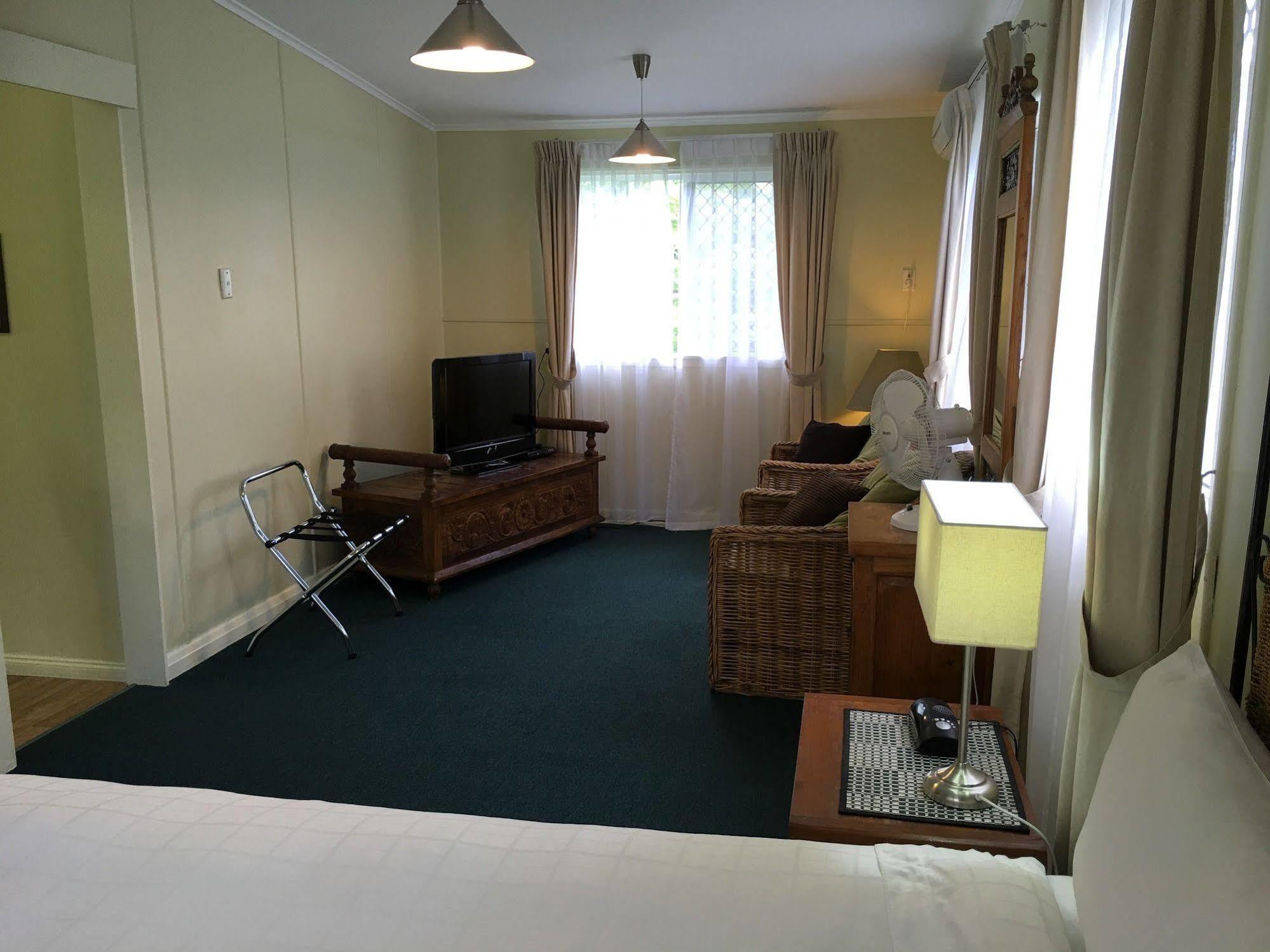 Aparthotel Coconut Palms On The Bay Hervey Bay Exterior foto