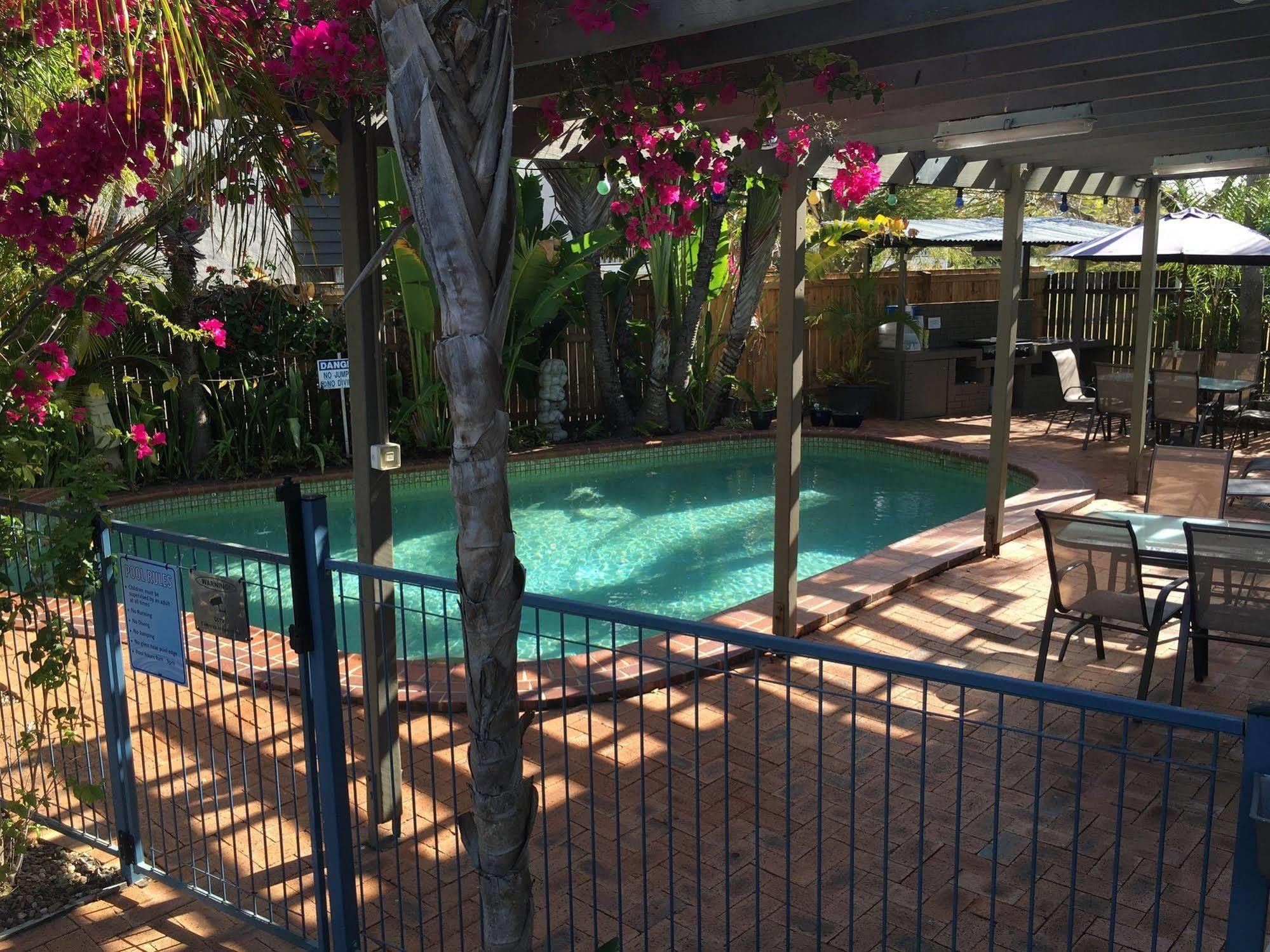Aparthotel Coconut Palms On The Bay Hervey Bay Exterior foto