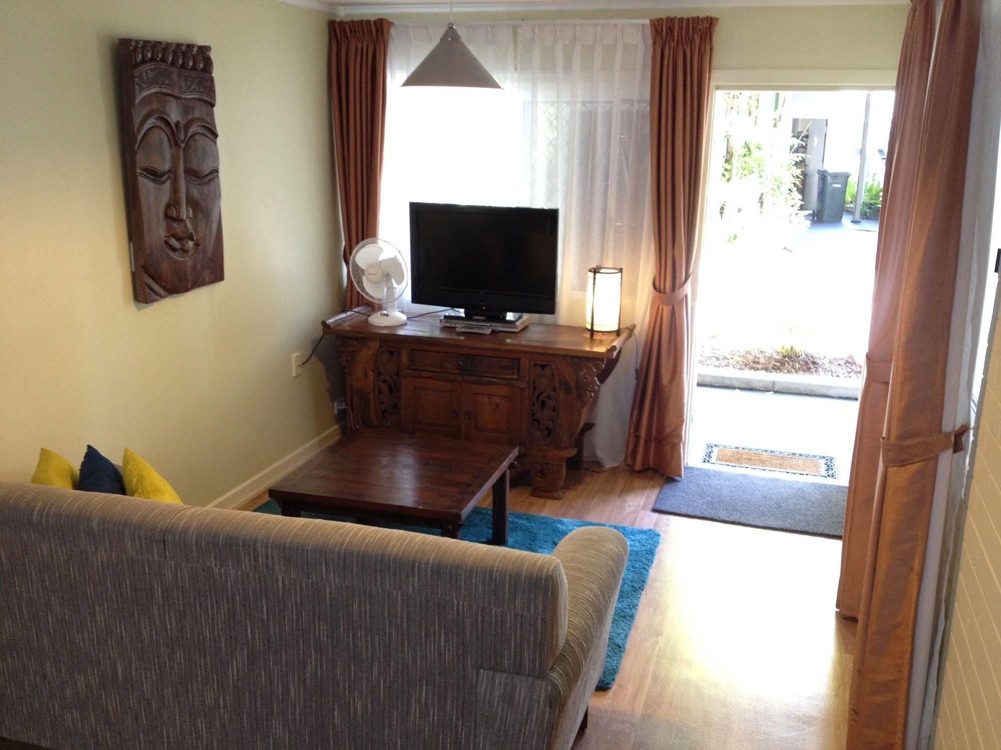 Aparthotel Coconut Palms On The Bay Hervey Bay Exterior foto