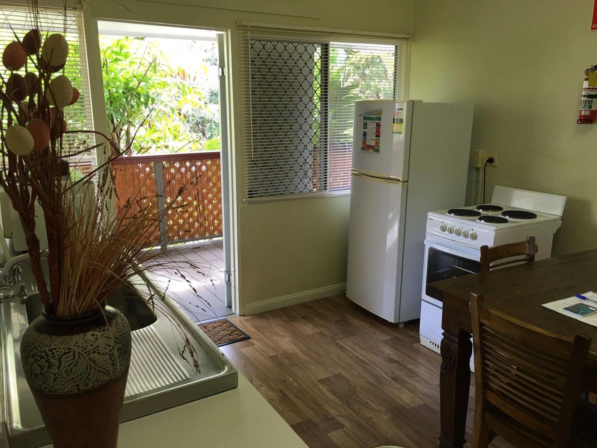 Aparthotel Coconut Palms On The Bay Hervey Bay Exterior foto